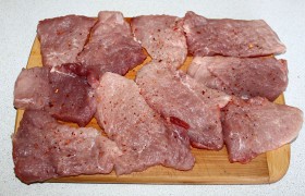 Посыпаем свежемолотой смесью перцев, приправой для мяса, вместо хмели-сунели можем воспользоваться  