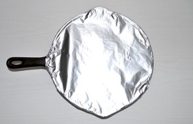 запечатываем листом фольги, ставим в духовку (200°), на средний уровень, на час. После чего убираем фольгу, переводим регулятор на 220°, поднимаем форму наверх, запекаем от получаса до часа - до хорошего румянца. Чтобы хвостики покрылись им со всех сторон, переворачиваем их.