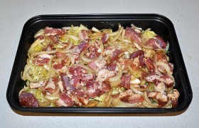 Верхний слой – кусочки грудинки с луком.