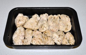 Выкладываем в смазанную маслом форму.