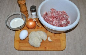 Ставим на стол все, что нам необходимо: перемолотое мясо, ломтики хлеба без корок (желательно вчерашнего), молоко (или вода), приправы.