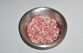 Перемалываем мясо в мясорубке, мелко.