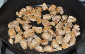 Чтобы правильно обжарить мясо, сначала  перекаливаем  на сильном огне масло в сковороде (3-4 минутки). Выкладываем – в один ряд – кусочки свинины, все время перемешивая и переворачивая, обжариваем 2-3,5 минуты.