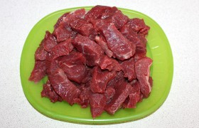 Кусок говядины, промытый и хорошо обсушенный бумажными полотенцами, нарезаем ломтями поперек волокон, а ломти превращаем в некрупные кубики или брусочки.