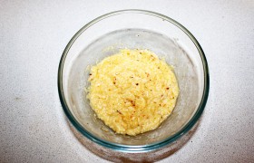 Ставим сковороду с растительным маслом на сильный огонь. Пока масло перекаливается , в мисочке смешиваем взбитое вилкой яйцо, мелко тертый сыр, соль, перец, манку и кунжут.