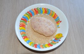 Панируем в сухарях. Можно и в муке, но сухари дают более плотную корочку, хорошо удерживающую внутренние соки в котлетах при жарке.