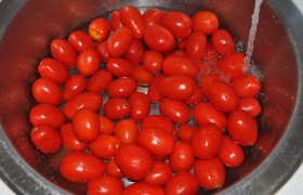 Помидоры для заготовки Passata di pomodoro выбираем хорошо созревшие, крепкие, мясистые, плотные, по возможности – те сорта, в которых мало сока, например, сливовидные.