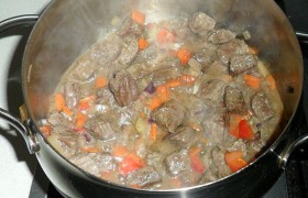 Заливаем кипяток, кладем любые – на свой вкус – приправы-травы, закрываем и оставляем на слабом огне, пусть потихоньку тушится. Для удобства можем переложить блюдо в кастрюлю.