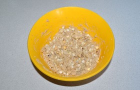 Смешиваем компоненты салата, добавив немножко масла, в котором была печень, и посолив по вкусу.
И выкладываем в салатник. Для украшения натираем оставленный желток.