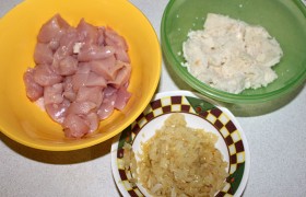 Нарезаем мясо, замачиваем батон для фарша в сливках, рядом остывает пассерованный лук.