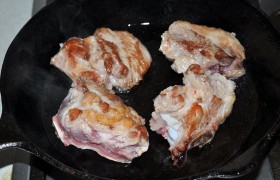 Свиные ребрышки, промытые, хорошо обсушенные бумажными полотенцами, разделяем на кусочки, выкладываем на сковороду,  в которой уже  перекалилось масло , обжариваем до образования легкой корочки с обеих сторон. 