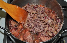 Перекладываем в кастрюлю, добавляем кумин, корицу, соль, перец, лавровый лист, снова перемешиваем и оставляем на малом огне тушиться еще на полчаса, а то и больше – все зависит от мяса, которое должно стать совсем мягким. 