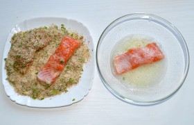Яичные белки взбиваем вилкой, подлив пару чайных ложек воды. Опускаем куски филе в яйца и  панируем  в миндальной смеси.