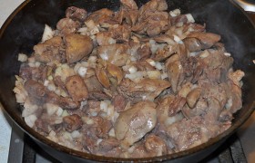 Нашинкованный за эти минуты (средним кубиком) лук засыпаем в сковороду, снова помешиваем, 3-4 минутки, добавляем травы вместо Прованских можно взять  Итальянские ), соль, перец. Посыпаем мукой, жарим 1-1,5 минуты. 