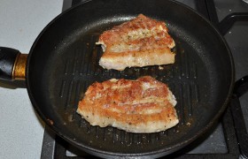 Мясо кладем в  перекаленное масло , немного снижаем сильный огонь, примерно 1,5 минуты жарим – на боках отбивных хорошо видна увеличивающаяся светлая полоса прожаренного мяса. Переворачиваем, солим, жарим вторую сторону. Отставляем сковороду, на 3-5 минут накрываем крышкой. 