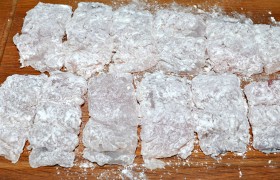 Панируем кусочки филе в муке, обязательно стряхиваем лишнюю.