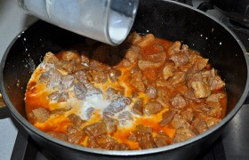 Когда мясо готово, тонкой струйкой вливаем вскипяченные сливки, размешиваем, через 30-40 секунд, не давая вскипеть – выключаем огонь.