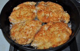 Огонь под сковородой переводим на средний, раскладываем куриное филе и жарим каждую сторону 5-6 минут. Когда филе хорошо подрумянились, а кончик зубочистки легко входит в филе до самого низа – снимаем сковороду с огня и на 4-5 минут накрываем крышкой.