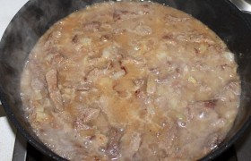 Посыпаем солью, перцем, бросаем лавровые листики, добавляем  мед , заливаем горячим бульоном или водой – так, чтобы жидкость почти накрыла мясо. Когда она закипела, еще снижаем огонь до уровня, при котором мясо будет слабо, почти незаметно кипеть под крышкой. Через час мясо станет мягким, а если нет – потушим еще.