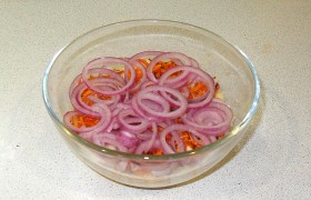 Засыпаем слоем моркови, а сверху выкладываем маринованный лук.