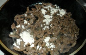 Когда мясо потеряло красный цвет - засыпаем ложку муки, держим на огне, перемешивая, еще 30-40 секунд - и добавляем в сковороду обжаренный лук.