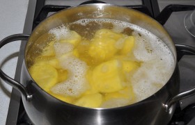 Очищенные некрупные картофелины, поделив на половинки, варим, посолив, после закипания 5 минут, выкладываем в дуршлаг, чтобы обсушились. Одновременно в другой кастрюле отвариваем 12-15 минут маслята. Надо ли – и сколько - варить другие грибы, смотрим в  справочнике . 