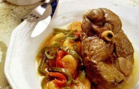 Тушеная баранина с овощами и курагой