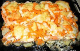Лосось, запеченный с картофелем и сыром