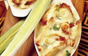 Картофель, запеченный с беконом и сырным соусом