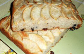 Манник с яблоками и орехами