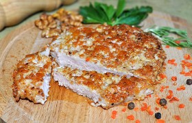 Свиные отбивные с орехами и сыром