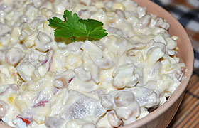 Салат с сушеным копченым кальмаром
