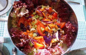 Салат из помидоров и селедки