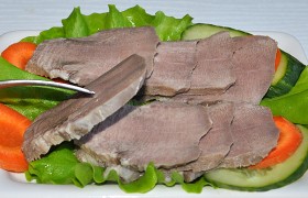 Отварные свиные языки