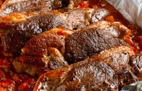 Баранина, запеченная с помидорами