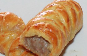 Рулеты со свининой и сосисками в слоеном тесте