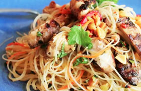 Острый салат с рисовой лапшой
