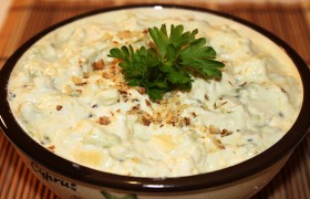 Салат с курицей, киви и сыром
