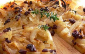 Пирог с карамелизованным луком