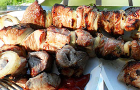 Шашлык, маринованный с гранатами и вином
