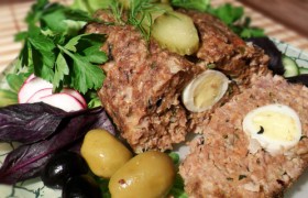 Рулет из фарша с перепелиными яйцами