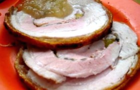 Свиной рулет с яблочным соусом