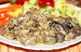 Тушеные куриные потрошки в сметане