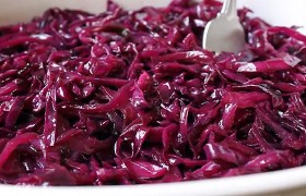Тушеная красная капуста