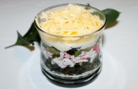 Салат из морской капусты и крабовых палочек