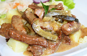 Говядина, тушенная с медом и солеными огурцами
