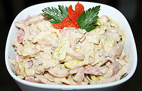 Салат из кальмаров с сыром и орехами