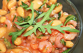 Салат с креветками, фасолью и рукколой