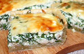 Пирог с красной рыбой и рукколой
