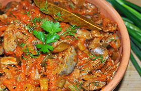 Куриные потрошки, тушенные в томате